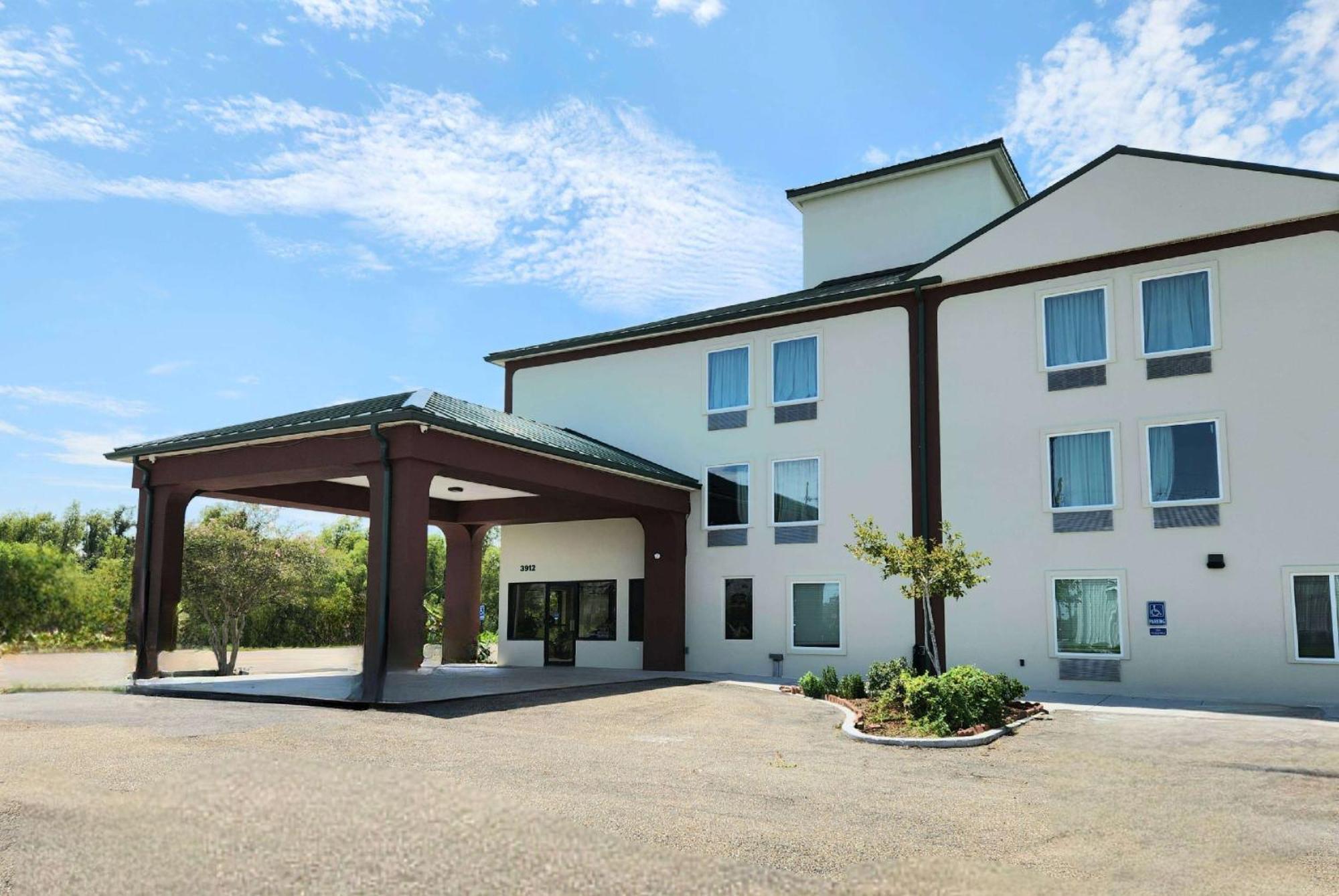 Days Inn By Wyndham Laplace- New Orleans Екстериор снимка